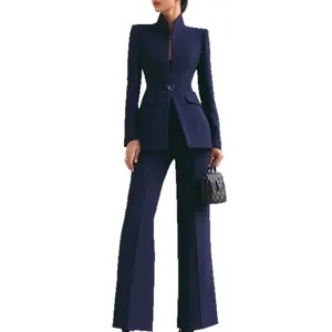 Stijlvol marineblauw tweedelig pak met een getailleerde blazer en wijde broek