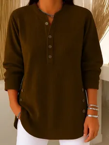 Detailansicht eines olivgrünen Damen-Cord-Langarmshirts mit V-Ausschnitt und Knöpfen