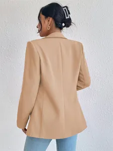 Vista posterior de una elegante chaqueta americana beige para mujer con corte moderno