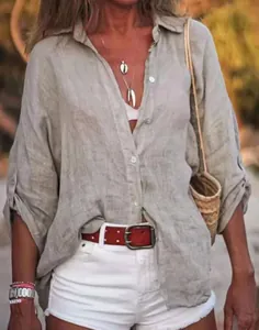 Détail de la chemise décontractée en coton et lin avec manches 3/4 et boutonnage