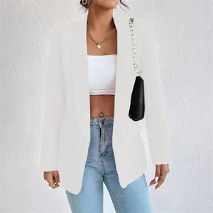 Primer plano de un elegante blazer blanco para mujer con cuello chal para el trabajo