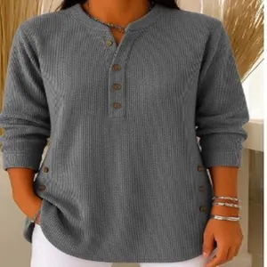Detaillierte Ansicht des grauen Damen Cord-Oberteils mit Henley-V-Ausschnitt.