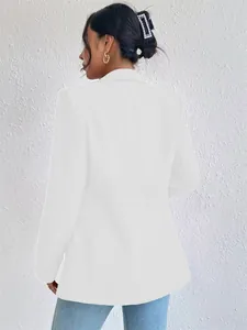 Vista trasera de un blazer blanco para mujer con detalles de costura muy elegantes.