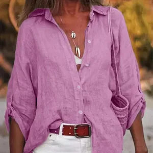 Gros plan d'une chemise ample en coton et lin violette pour femme avec manches retroussées