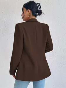 Vista trasera detallada de una chaqueta blazer marrón oscuro profesional para mujeres con estilo.