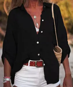 Gros plan d'une chemise noire en lin pour femme, coupe ample avec boutons blancs discrets