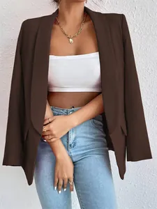 Elegante blazer marrón de frente abierto para mujer, ideal para estilo profesional.