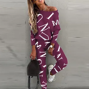 Λεπτομερής προβολή του μπορντό γυναικείου casual σετ με λευκά γράμματα εκτύπωσης