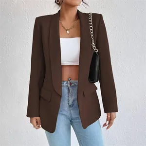 Detalle de una americana marrón profesional para mujer con diseño minimalista.