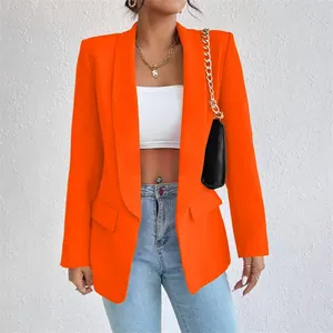 Elegante blazer de mujer en naranja vibrante con corte entallado mostrado sobre una modelo