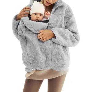 Chaqueta canguro de forro polar gris para madre y bebé con un gran bolsillo frontal