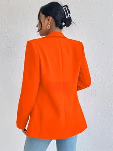 Vista trasera de un blazer naranja vibrante para mujer, ideal para el estilo de oficina