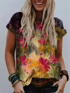 Primer plano de una camiseta de verano para mujer con estampados de flores arte