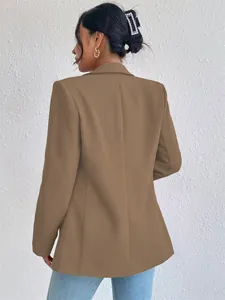 Vista posterior de una blazer marrón entallada para mujer, estilo casual elegante