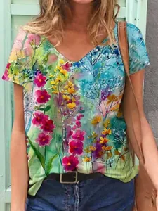 Vista detallada de una camiseta de mujer con cuello en V y un vibrante estampado floral acuarela