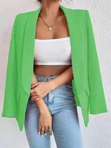 Detalle de un blazer abierto de color verde vibrante para el estilo de oficina de mujer