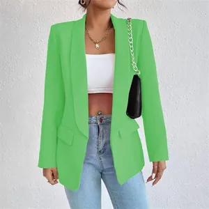 Vista detallada de una elegante americana verde para mujer ideal para la oficina o diario
