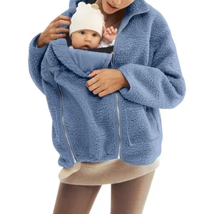 Primer plano de la chaqueta de forro polar azul con bolsillo portabebés integrado suave