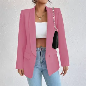 Vista frontal de una blazer rosa que detalla las solapas y los bolsillos para mujer hoy.