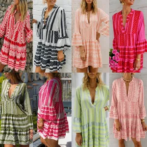 Vue détaillée de diverses mini-robes en mousseline imprimées à col en V pour femmes