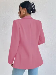 Vista trasera de un elegante blazer rosa para mujer, ideal para oficina y uso casual