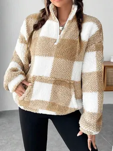 Detailansicht der modischen karierten Damen-Plüsch-Sweatshirt mit halbem Reißverschluss.
