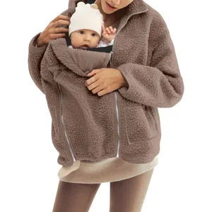Detalle del bolsillo tipo canguro en una chaqueta de maternidad de forro polar marrón