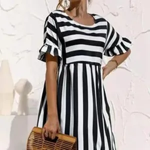 Elegantes schwarz-weiß gestreiftes Kleid mit Rüschenärmeln und einer Bambus-Clutch