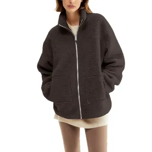 Chaqueta de forro polar sherpa marrón oversize con bolsillos canguro y cierre de cremallera