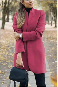 Modischer pinkfarbener Wollmantel mit Stehkragen in einem herbstlichen Park im Freien
