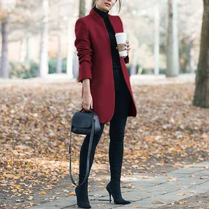 Eleganter weinroter Wollmantel mit Stehkragen für Damen, ideal für modische Herbstoutfits.