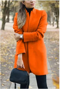 Eleganter orangefarbener Wollmantel mit Stehkragen in einem herbstlichen Park im Freien.
