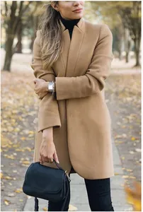 Eleganter camelfarbener Wollmantel mit Stehkragen, ideal für herbstliche und winterliche Mode.