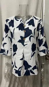 Weiße Baumwoll-Leinen-Bluse mit V-Ausschnitt, blauem Blumendruck und Holzknöpfen