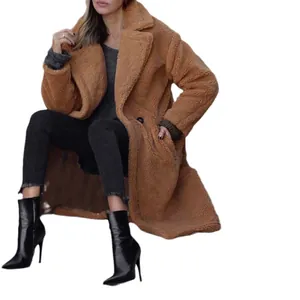Klassischer zweireihiger langer Teddy-Mantel für Damen aus warmem kamelbraunem Fleece