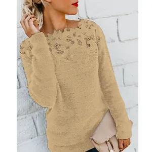 Dettaglio dello scollo in pizzo floreale su un maglione lavorato a maglia beige a maniche lunghe