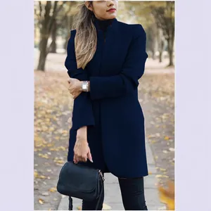 Eleganter dunkelblauer Wollmantel mit Stehkragen für Damen im Herbstpark