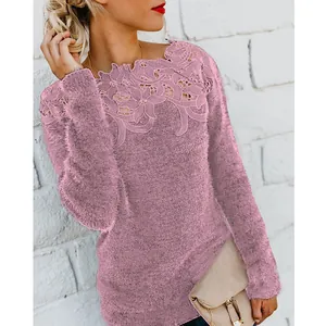 Dettaglio di maglione rosa a maniche lunghe con scollo in pizzo floreale elegante