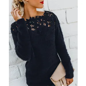 Elegante maglione nero morbido con dettaglio in pizzo ricamato sullo scollo da donna