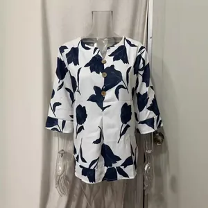 Elegante blusa da donna in cotone e lino con stampa floreale bianca e blu e scollo a V