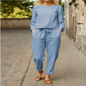 Completo casual da donna in lino azzurro a due pezzi con top e pantaloni con cintura annodata