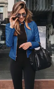 Elegante chaqueta de cuero sintético azul para mujer en un entorno de calle urbana