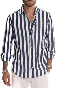 Detail van een casual herenoverhemd met blauw-witte verticale strepen en lange mouwen.