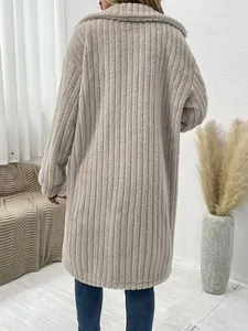 Achteraanzicht van een lange beige geribbelde fleece jas met een trendy oversized pasform