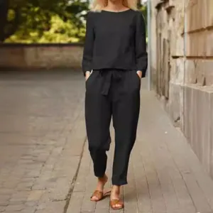Elegante completo due pezzi in lino nero da donna con maglia a maniche lunghe e pantaloni.