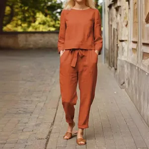 Completo due pezzi in lino arancione ruggine da donna con maglia e pantaloni