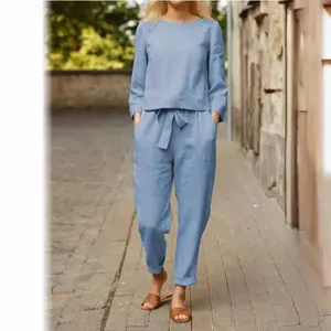 Elegante completo due pezzi in lino celeste con maglia a maniche lunghe e pantaloni