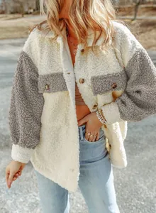 Dettaglio di una giacca sherpa bicolore alla moda da donna con tasca frontale sul petto