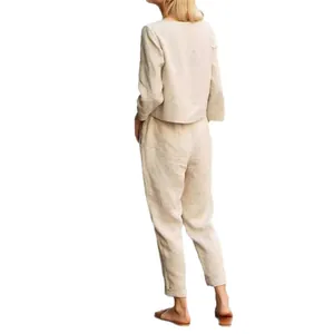 Elegante completo due pezzi in lino beige da donna con maglia a maniche lunghe e pantaloni.