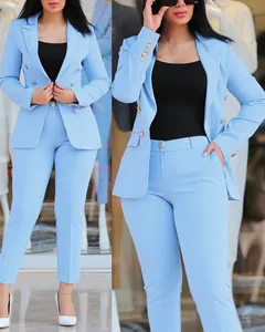 Detalle de un elegante traje profesional de chaqueta y pantalón azul claro para mujer